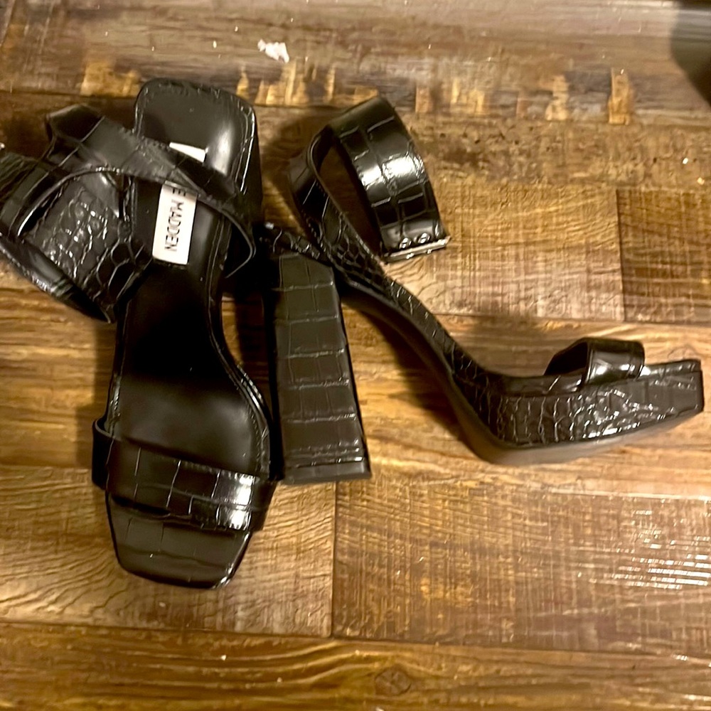 Black Steve Madden platform heel